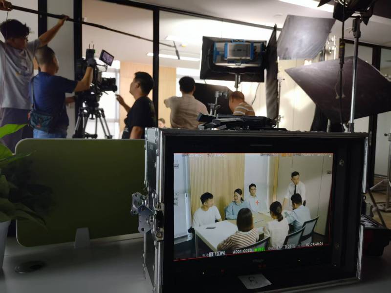 泸县TVC拍摄公司：科技产品视觉化大师，诠释未来感与功能美学